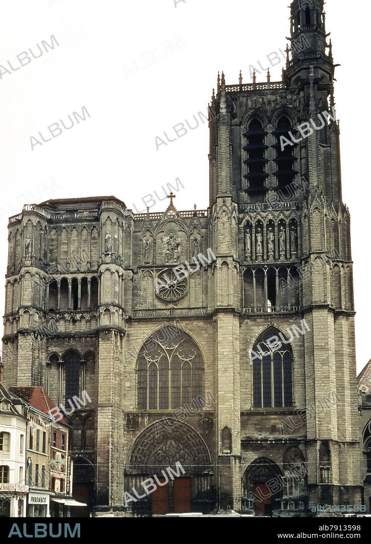 EXTERIOR DE LA CATEDRAL DE SENS CONSTRUIDA EN EL SIGLO XII Y FINALIZADA A PRINCIPIOS DEL SIGLO XVI.