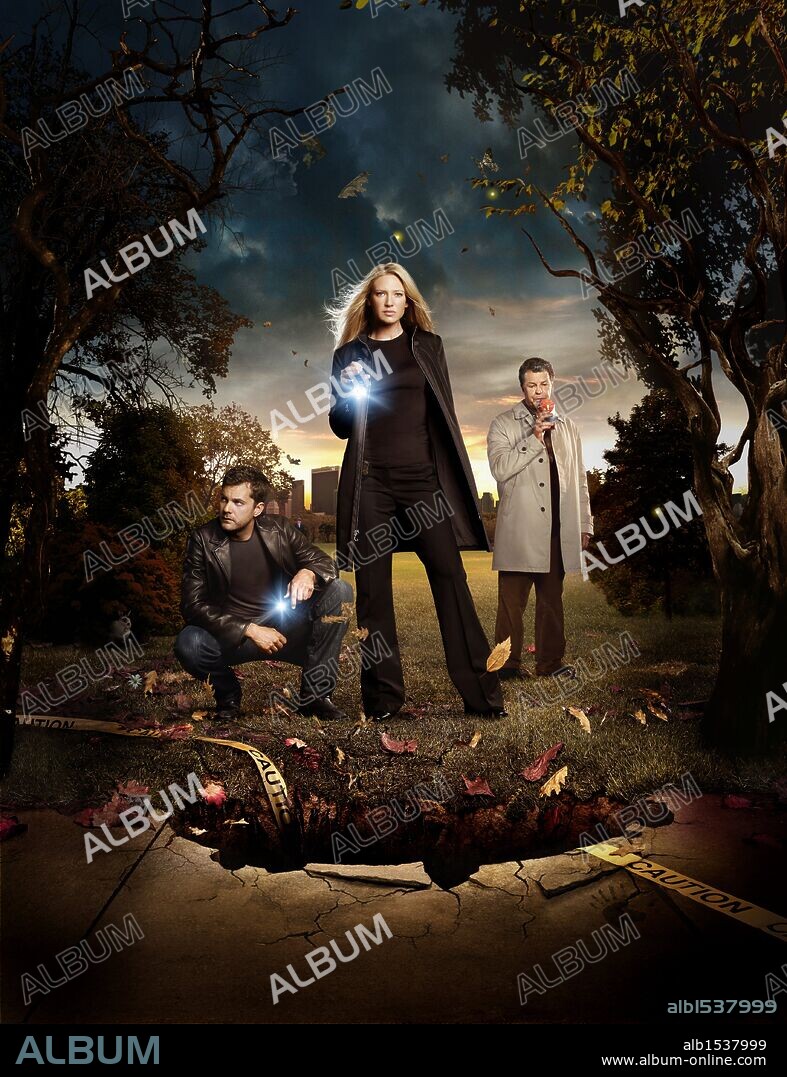 ANNA TORV, JOHN NOBLE y JOSHUA JACKSON en FRINGE-AL LIMITE, 2008 (FRINGE), dirigida por BRAD ANDERSON, JEANNOT SZWARC y JOE CHAPPELLE. Copyright BAD ROBOT/FRINGE ELEMENT FILMS.