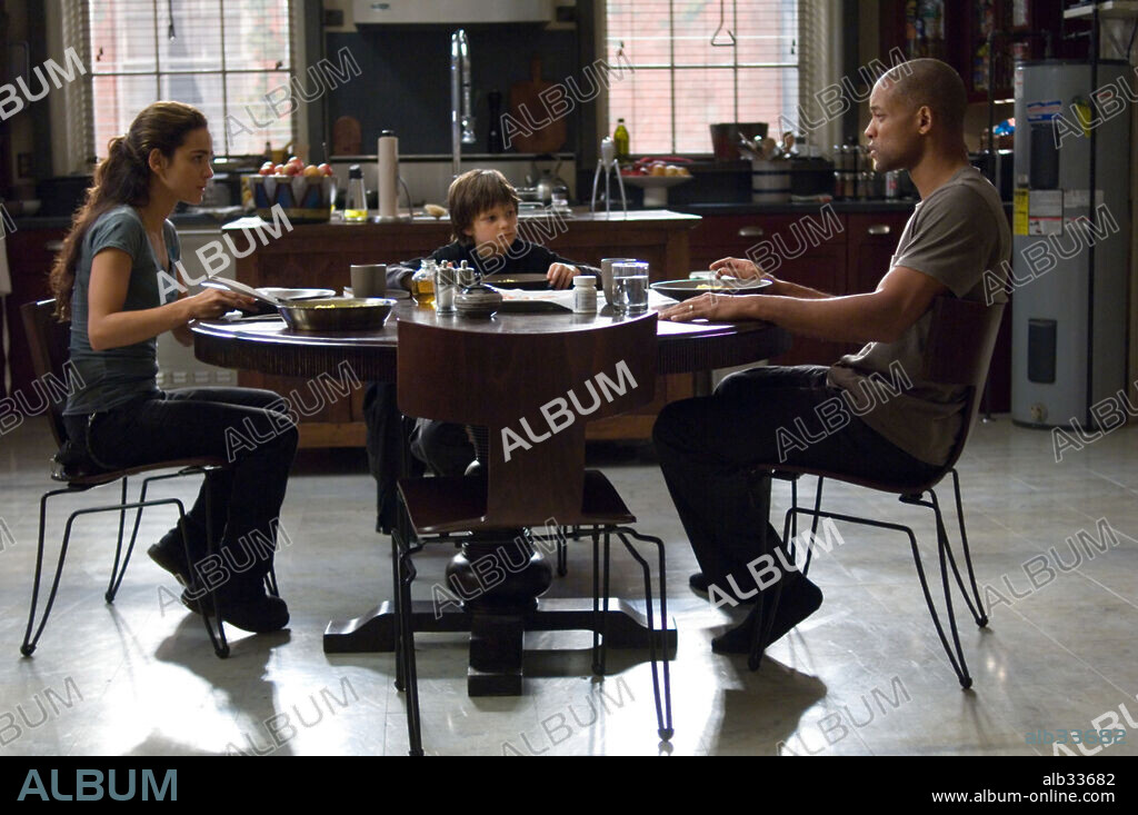 ALICE BRAGA, CHARLIE TAHAN and WILL SMITH in I AM LEGEND, 2007, directed by FRANCIS LAWRENCE. Copyright WARNER BROS. PICT./VILLAGE ROADSHOW PICT./WEED ROAD PICT/ / WETCHER, BARRY.