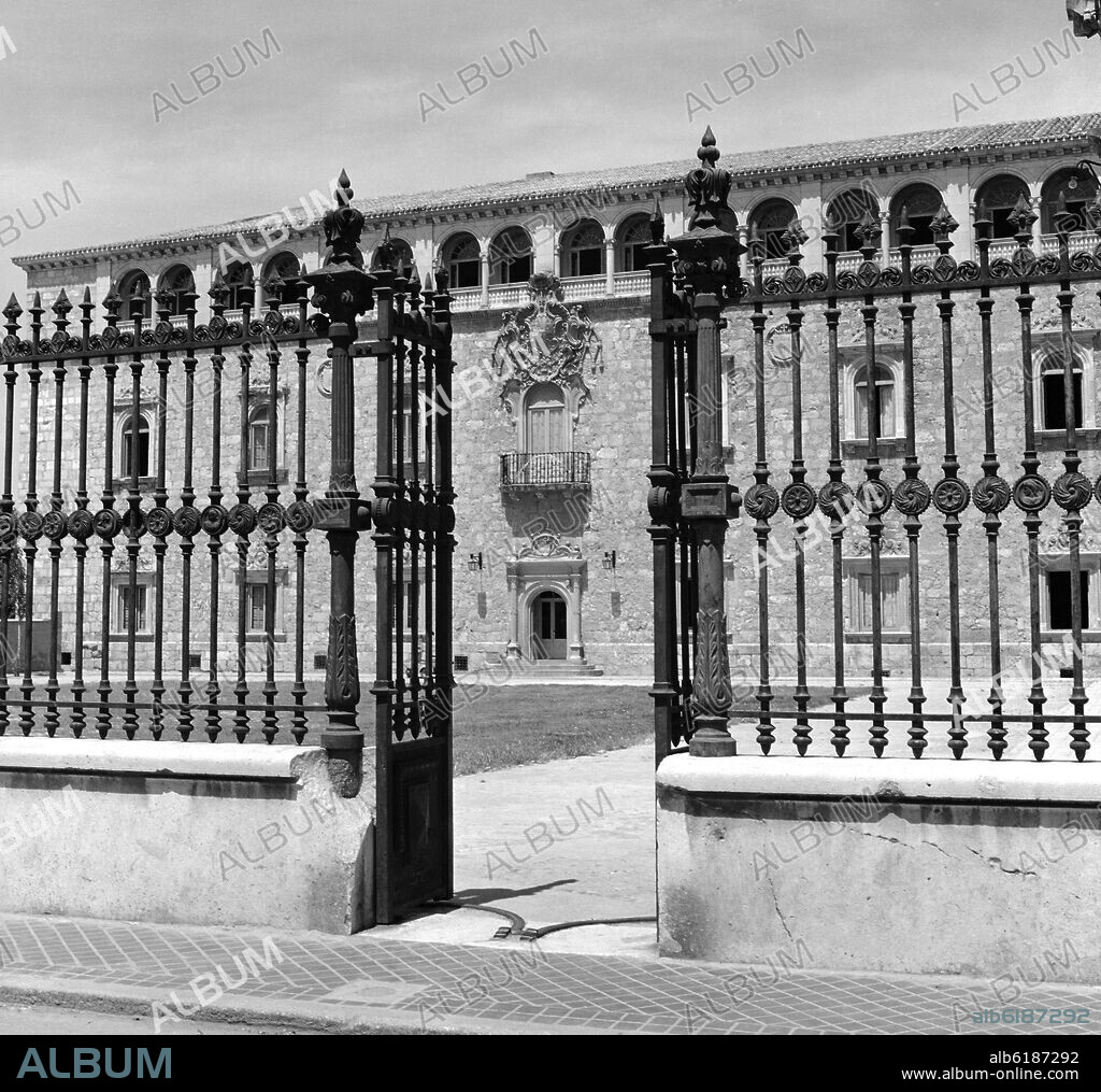 ALONSO DE COVARRUBIAS (1488-1570). ENTRADA AL PALACIO ARZOBISPAL DE ALCALA DE HENARES - FOTOGRAFIA EN BLANCO Y NEGRO - AÑOS 60.