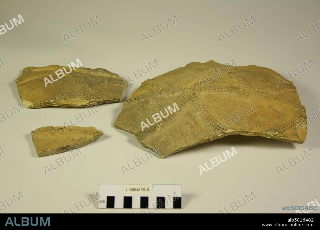 The Netherlands Middle Ages, relief band amphora, shards, earthenware, turntable, 25.5 x 26.5 cm, largest shard, vmec 900-1025, the Netherlands, Zeeland, Schouwen-Duiveland, Burgh, burg.