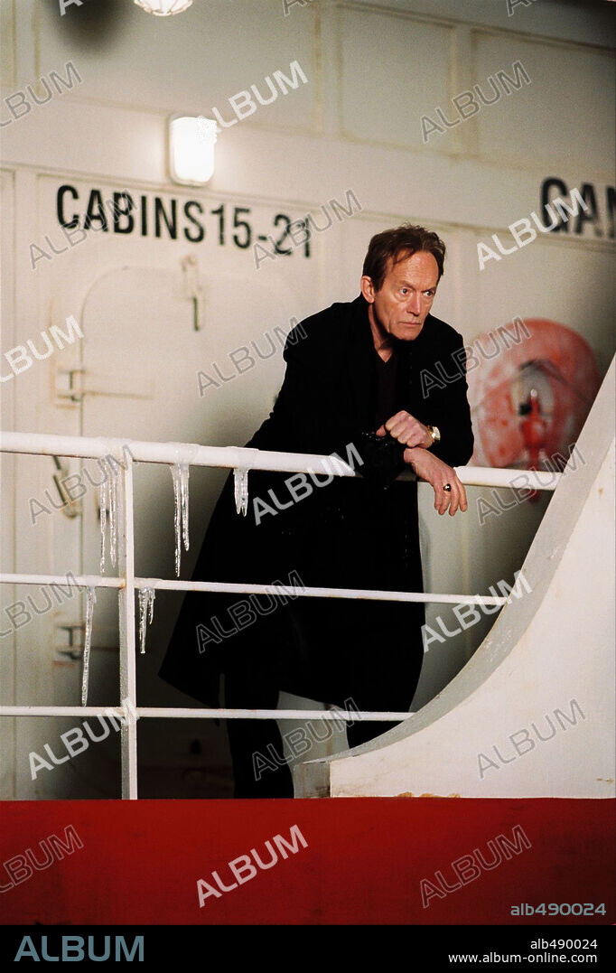 LANCE HENRIKSEN in ALIEN VS. PREDATOR, 2004, directed by PAUL W. S. ANDERSON. Copyright 20TH CENTURY FOX.