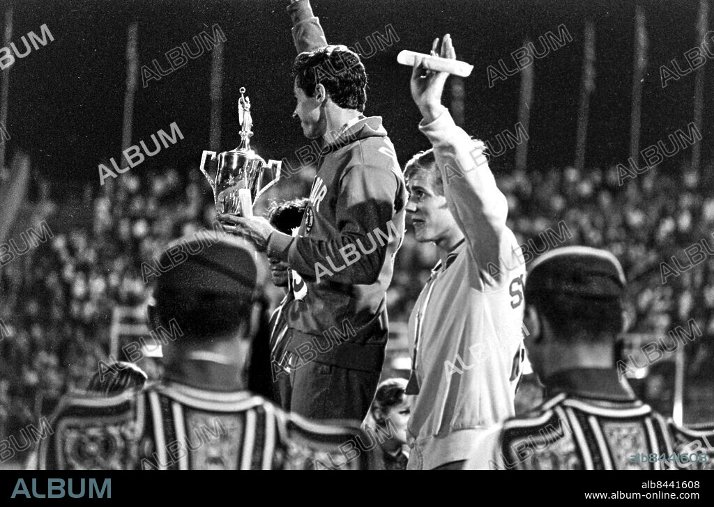 ATEN 1969-09-20. Silvermedaljören Kjell Isaksson vinkar till publiken från prispallen framför segraren östtysken Wolfgang Nordwig under medaljceremonin vid Europamästerskapen i friidrott i Aten 20:e september 1969. Iskassons silverhopp var på 5,20 m.. Foto: EPU / TT / Kod: 193.