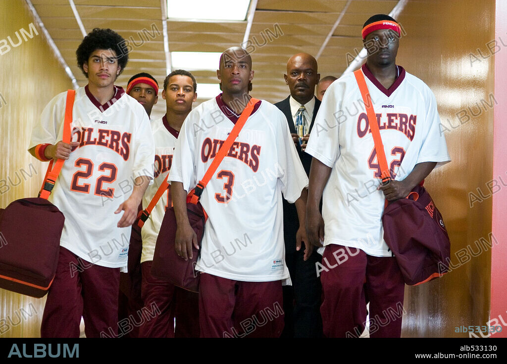 ANTWON TANNER, RICK GONZALEZ, ROB BROWN, ROBERT RI'CHARD, SAMUEL L. JACKSON y TEXAS BATTLE en COACH CARTER, 2005, dirigida por THOMAS CARTER. Copyright PARAMOUNT PICTURES / BENNETT, TRACY.
