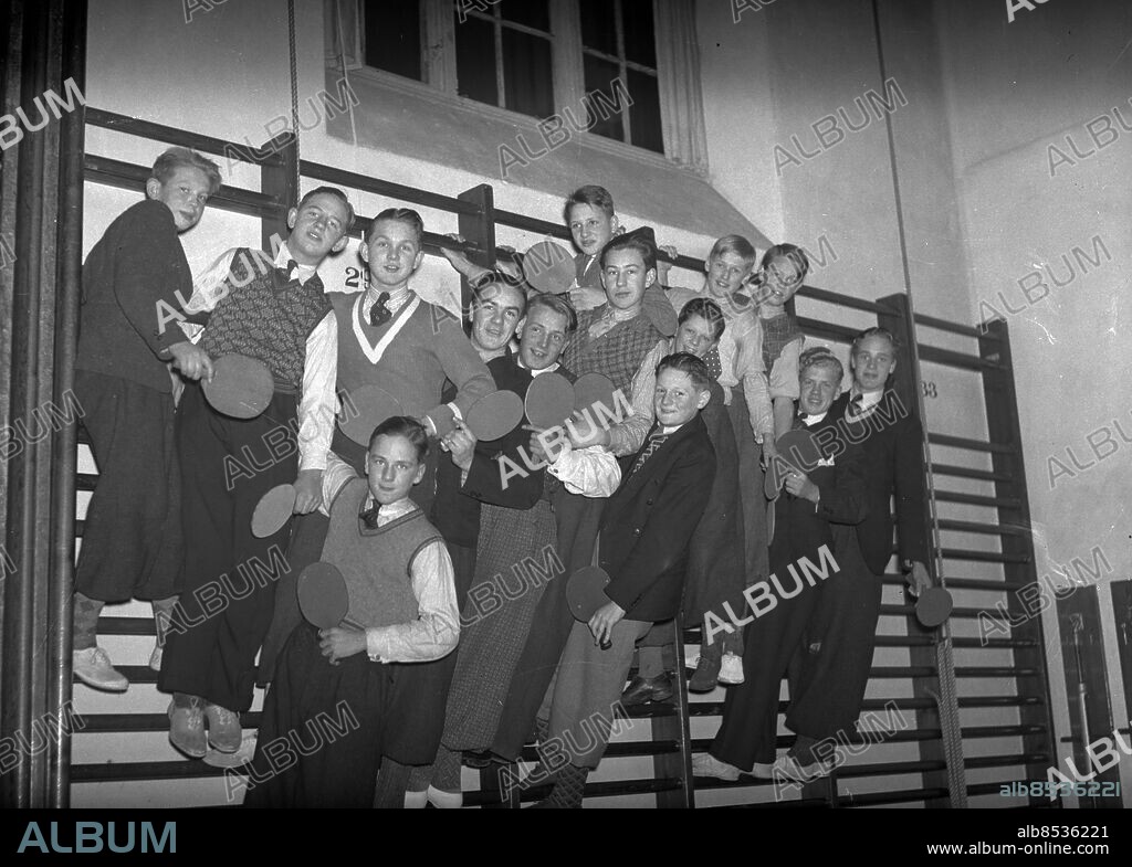 Göteborg 1937-02-06 - En grupp pojkar som spelar bordtennis (Ping-Pong) har klättart upp på några ribbstolar i en gymnastiksal - *** Local Caption *** GT Låda 1937-feb-01. KAMERAREPORTAGE.