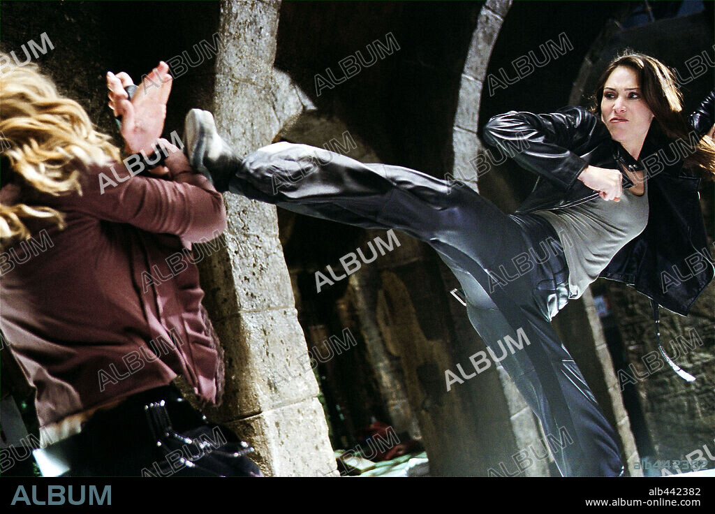 CLAIRE FORLANI en EL PODER DEL TALISMÁN, 2003 (THE MEDALLION), dirigida por GORDON CHAN. Copyright TRI STAR PICTURES / TSUEN, CHAN KAM.