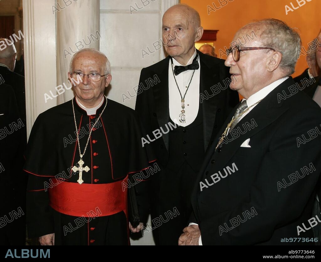 MADRID, 02/24/08. From left to right, the cardinal and archbishop of Toledo Antonio Cañizares, who today gave his entrance speech at the Royal Academy of History, its director, Gonzalo Anés, and the academic Carlos Seco Serrano, at the headquarters of the institution. PHOTO: DANIEL G. LOPEZ. ARCHDC.