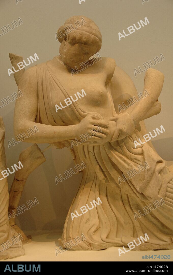 ARTE GRIEGO. GRECIA. S. V a. C. DECORACION DEL TEMPLO DE ZEUS en el Santuario de Olimpia. Esculturas en mármol de Paros que decoraban el FRONTON OCCIDENTAL del templo. Figura MUJER LAPITA. Fechadas hacia el año 460 a. C. Museo Arqueológico de Olimpia. Provincia de Ilía. Región del Peloponeso.