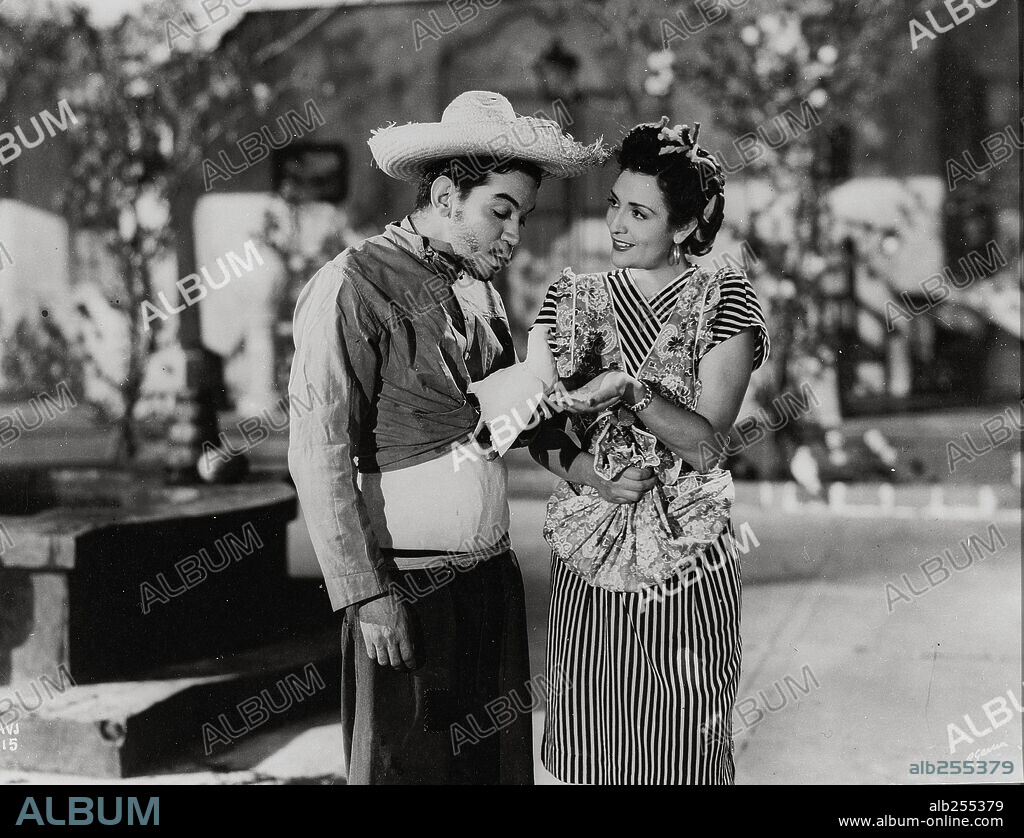 CANTINFLAS y CAROLINA BARRET en A VOLAR, JOVEN, 1947, dirigida por MIGUEL M. DELGADO. Copyright POSA FILMS, S.A.