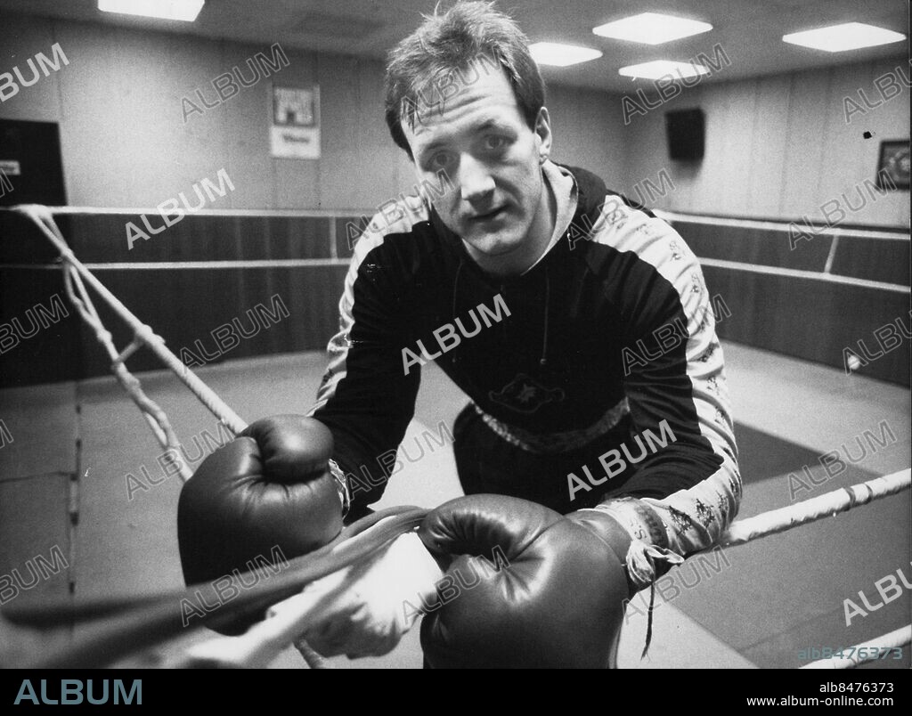 ©SCANPIX SWEDEN, 1984.. Svensken som stod upp mot Mike Tyson.. Bilden: Boxaren Håkan Brock, som boxades mot Mike Tyson i Tammerfors 1984. Här är är han i träningslokalen, med boxhanskar i ringhörnan.. Foto: Ingvar Karmhed/SCANPIX. Code: 30082.