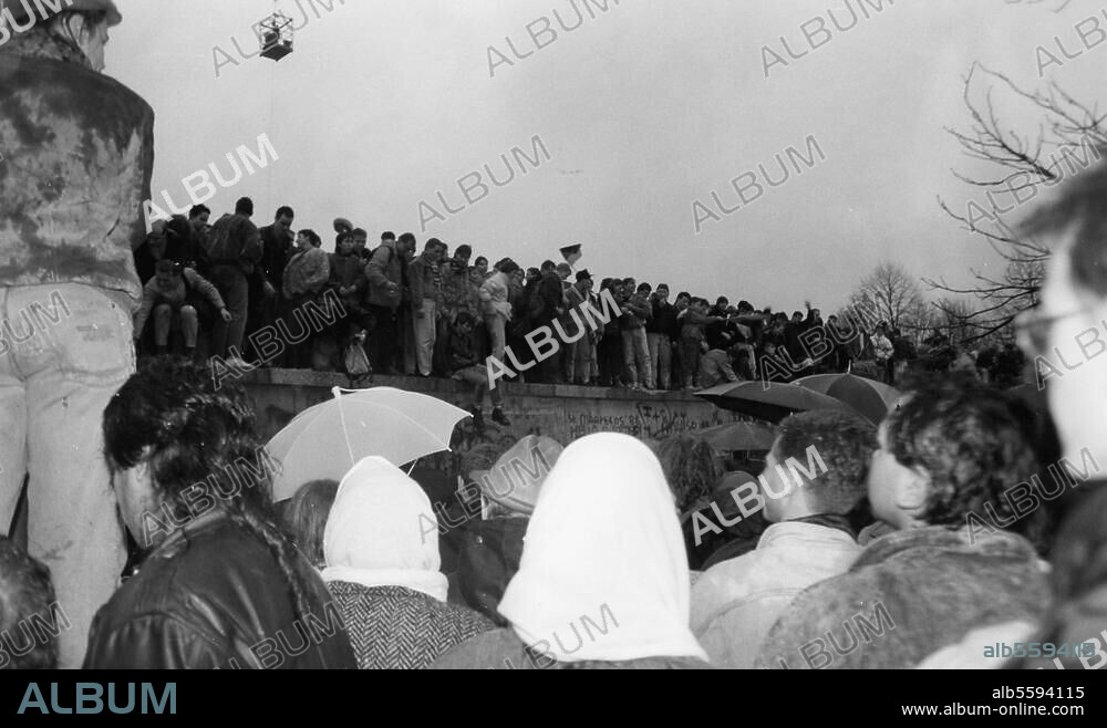 Berlin, 22. Dezember 1989. Öffnung des Grenzübergangs am Brandenburger Tor. Berliner aus beiden Teilen der Stadt stürmen die Mauer. Foto (Klaus Küst).