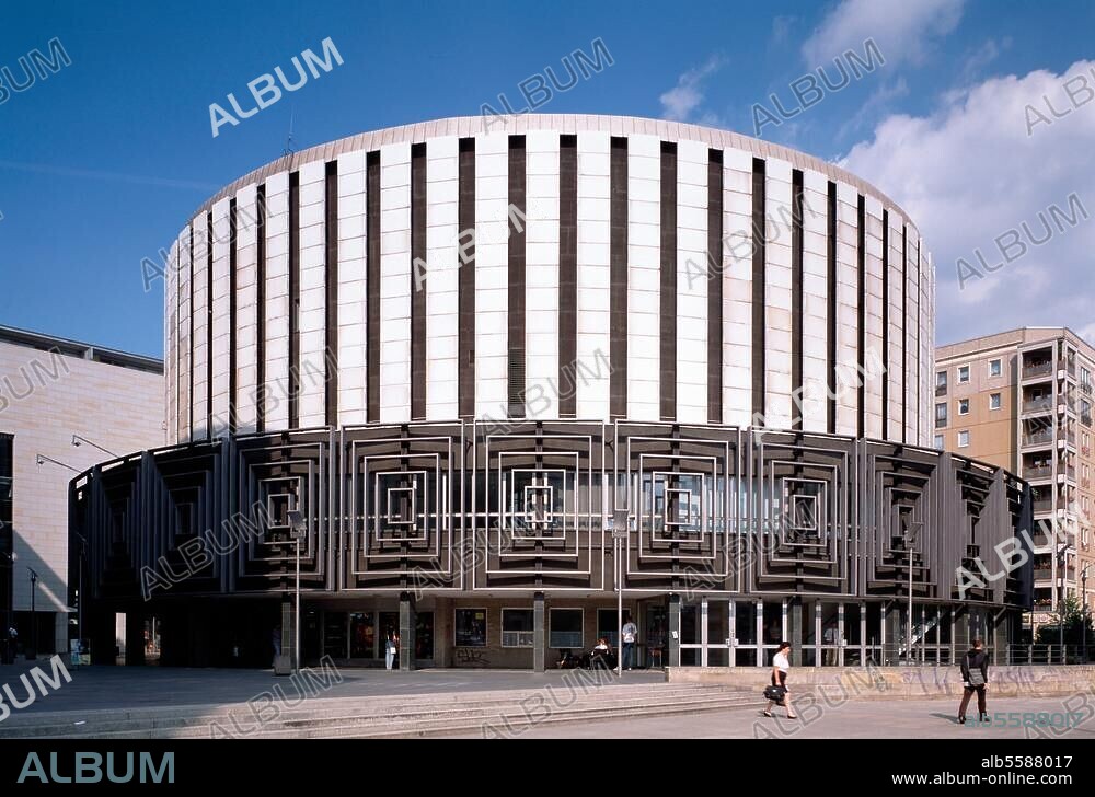 Dresden (Sachsen), Prager Straße, Rundkino - UFA-Palast. (erbaut 1970/72; Architekten: Gerhard Landgraf u. Waltraud Heischkel). Außenansicht. Foto (L.Hammel / J.Peter).