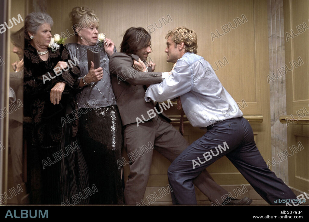 JASON SCHWARTZMAN y JUDE LAW en EXTRAÑAS COINCIDENCIAS, 2004 (I HEART HUCKABEES), dirigida por DAVID O. RUSSELL. Copyright 20TH CENTURY FOX / BARIUS, CLAUDETTE.