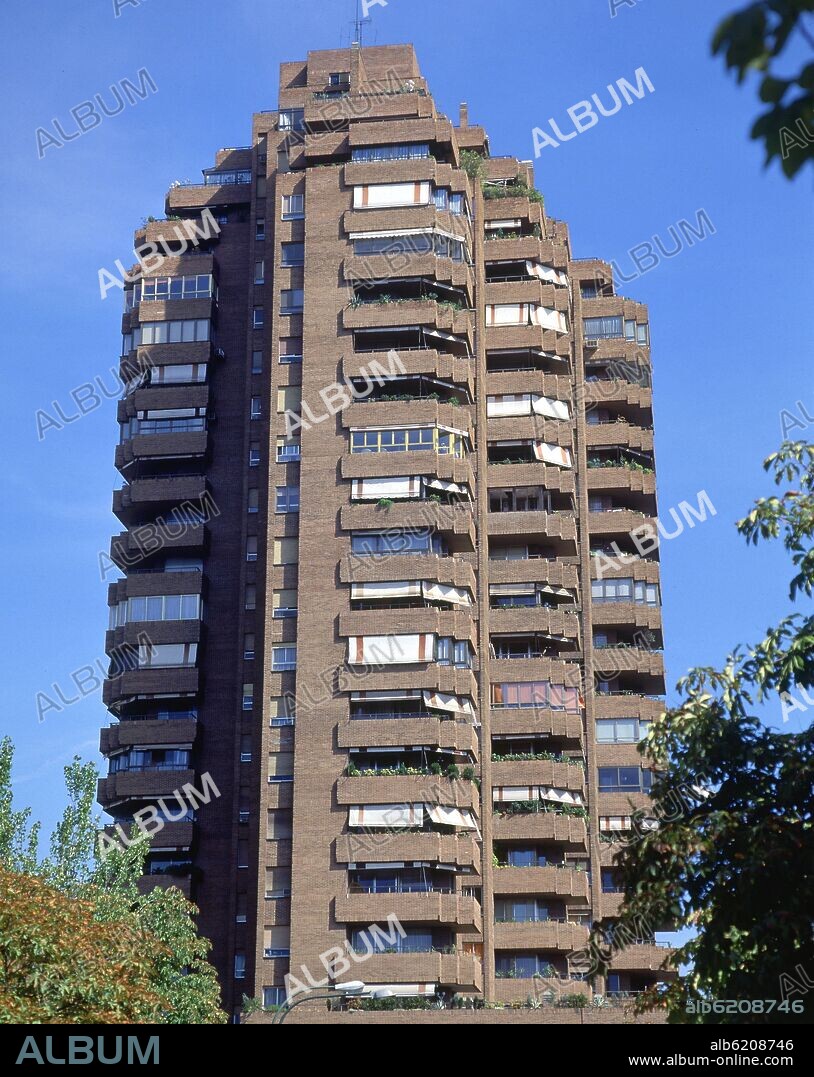 EDIFICIO TORRE DEL RETIRO SITUADA EN LA AVENIDA DE MENENDEZ PELAYO NUMERO 67 FUE CONSTRUIDA ENTRE LOS AÑOS 1969 y 1971.