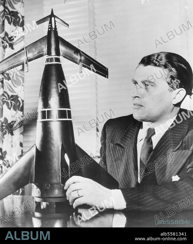 Braun, Wernher Freiherr von Physicist and rocket constructor Wirsitz (Posen) 23.3.1912 - Alexandria. (nr. Washington) 16.6.1977. Wernher von Braun with a model of the American earth satellite rocket Jupiter-C which he helped develop. Photo, 1.2.1958.