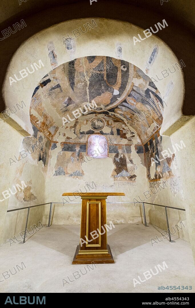 fresco románico en el ábside, Ermita de San Miguel, siglo VII, construida durante el reinado visigodo de Wamba, Gormaz, Soria, Comunidad Autónoma de Castilla, Spain, Europe.