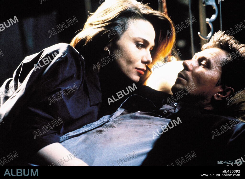 GARY OLDMAN y LENA OLIN en DOBLE JUEGO, 1993 (ROMEO IS BLEEDING). Copyright GRAMERCY PICTURES / TODD, DEMMIE.