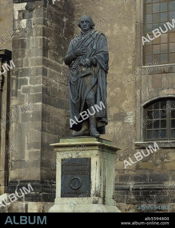 Herder, Johann Gottfried Schriftsteller, Theologe und Philosoph Mohrungen (Ostpreußen) 25.8.1744 - Weimar 18.12.1803. Herder-Denkmal in Weimar. (1850 von Ludwig Schaller). Foto (Udo Hesse).