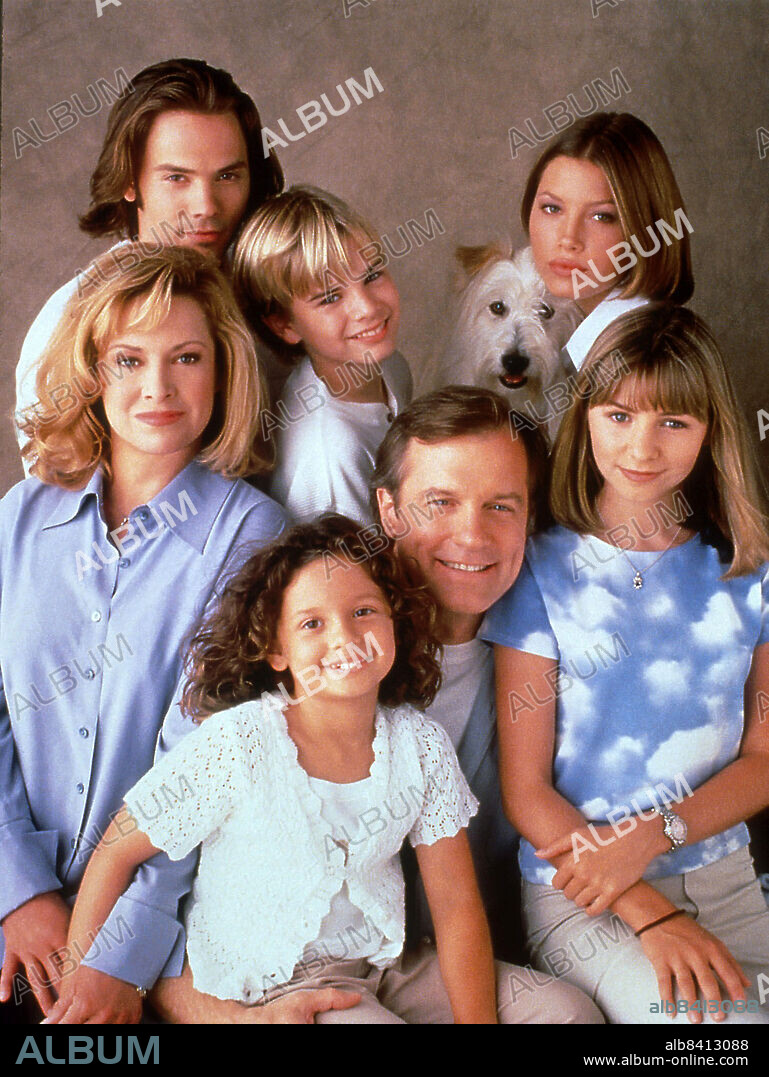 BARRY WATSON, BEVERLEY MITCHELL, CATHERINE HICKS, DAVID GALLAGHER, JESSICA BIEL, MACKENZIE ROSMAN und STEPHEN COLLINS in EINE HIMMLISCHE FAMILIE, 1996 (7TH HEAVEN), unter der Regie von BURT BACHARACH und TONY MORDENTE. Copyright Spelling Television.