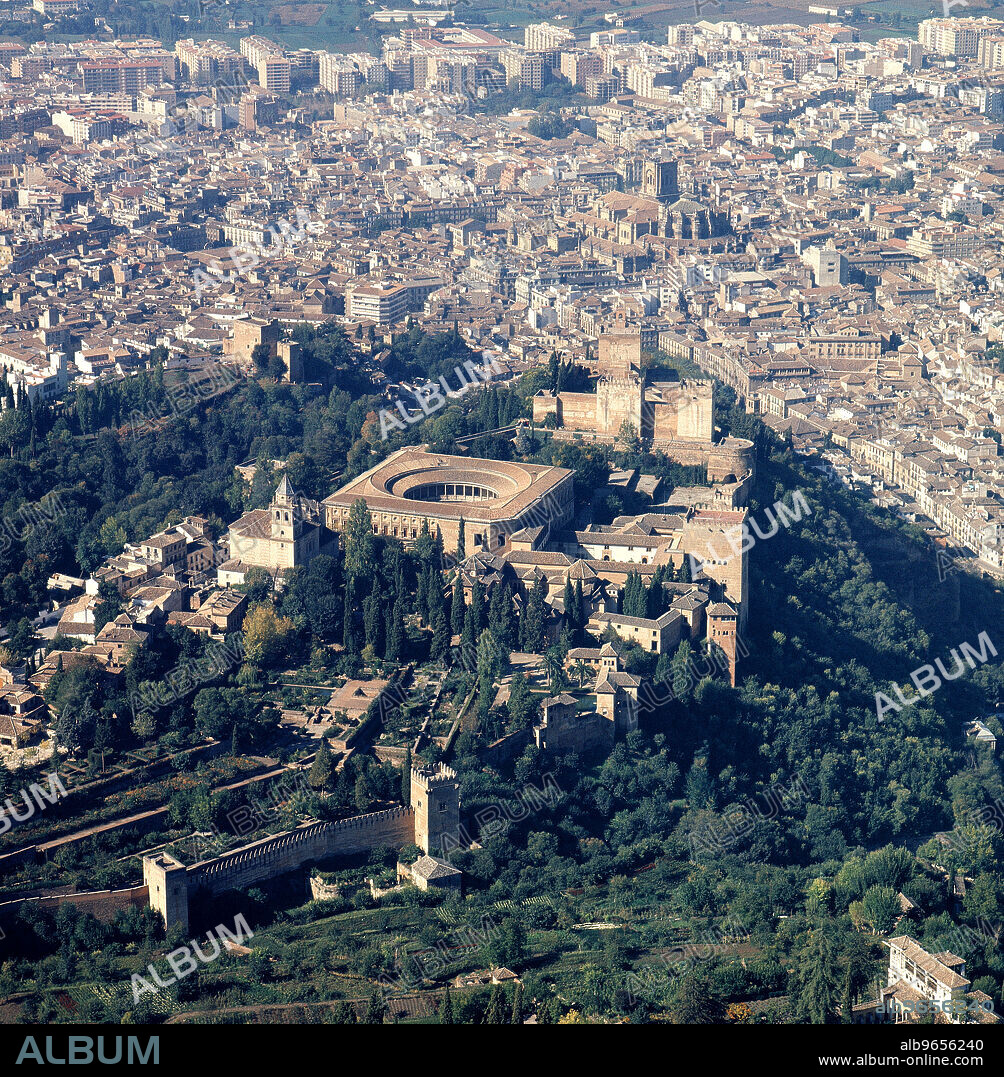 VISTA AEREA DEL PALACIO DE CARLOS V Y DE LA ALHAMBRA DE GRANADA.