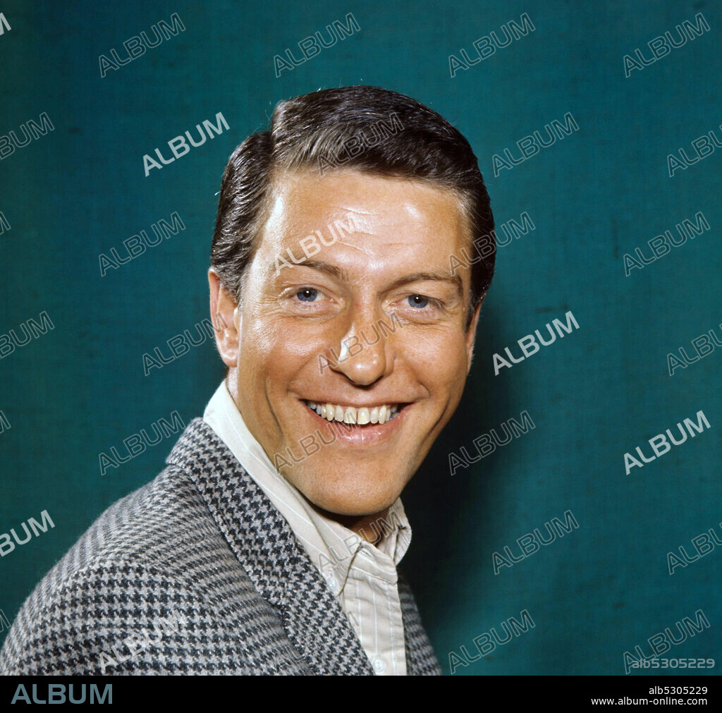 DICK VAN DYKE en EL SHOW DE DICK VAN DYKE, 1961 (THE DICK VAN DYKE SHOW), dirigida por CARL REINER. Copyright CALVADA PRODUCTIONS.