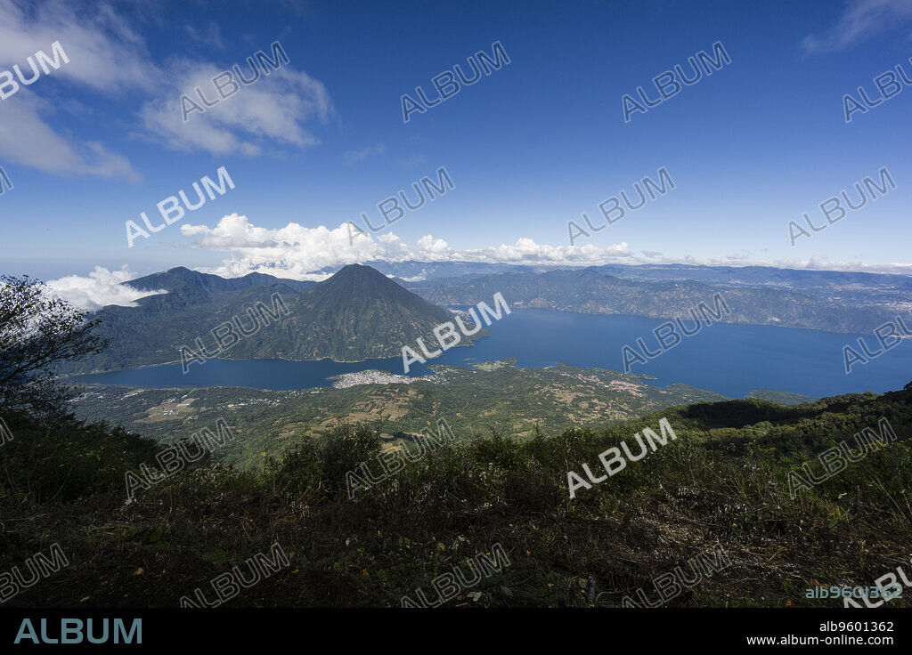 volcán San Pedro, suroeste de la caldera del lago de Atitlán en Guatemala. Tiene una altitud de 3.020, lago de Atitlán ,Guatemala, Central America.