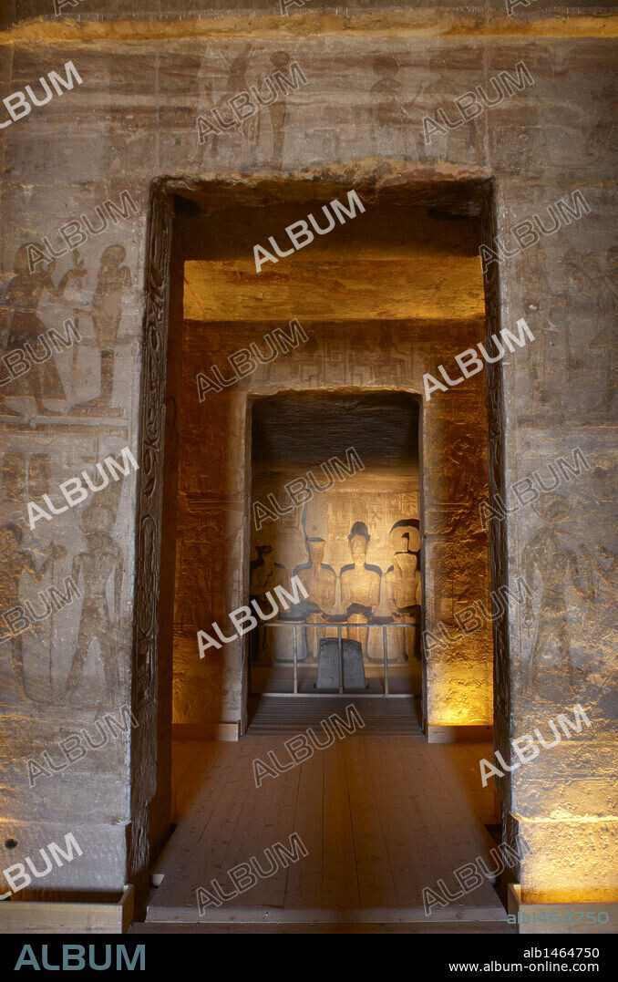 ARTE EGIPCIO. TEMPLO MAYOR DE RAMSES II (1290-1224 a. C.). Templo funerario. SANCTA SANCTORUM, con la representación de cuatro estatuas sedentes (RA, PATH, AMON Y RAMSES II) ABU SIMBEL. Norte de Africa. Egipto.