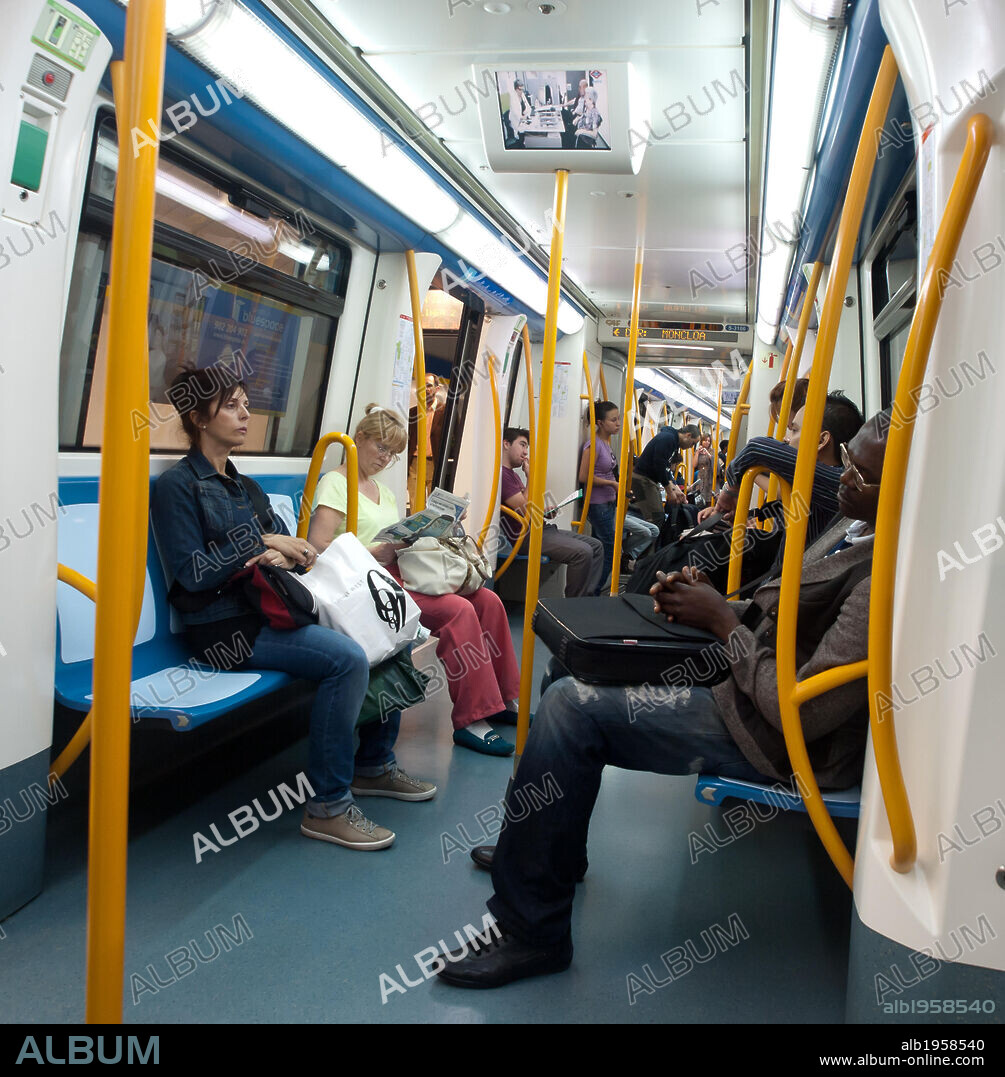 Pasajeros en el interior de un vagón de METRO. Madrid. España.