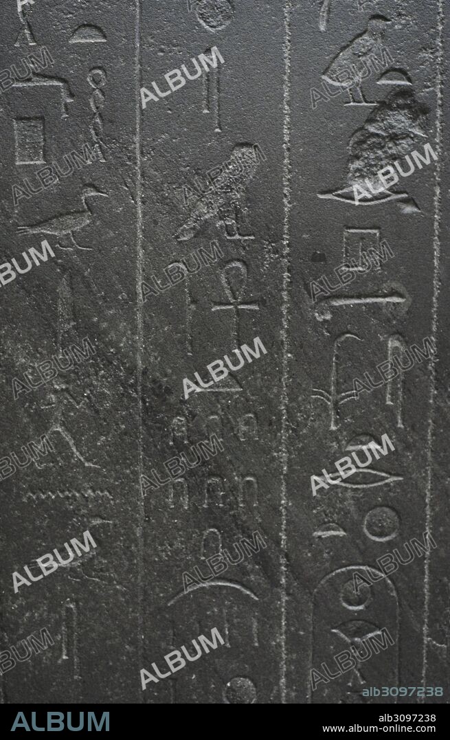 Sarcófago de Taperet. 664-525 a. C. Dinastía XXVI. Su nombre está inscrito en la tapa. Textos de las Pirámides inscritos a los lados. La tapa está decorada con cuatro columnas de texto. Detalle de los jeroglíficos. Museo del Mediterráneo y Antigüedades del Oriente Próximo (Museum of Mediterranean and Near Eastern Antiquities). Estocolmo. Suecia.