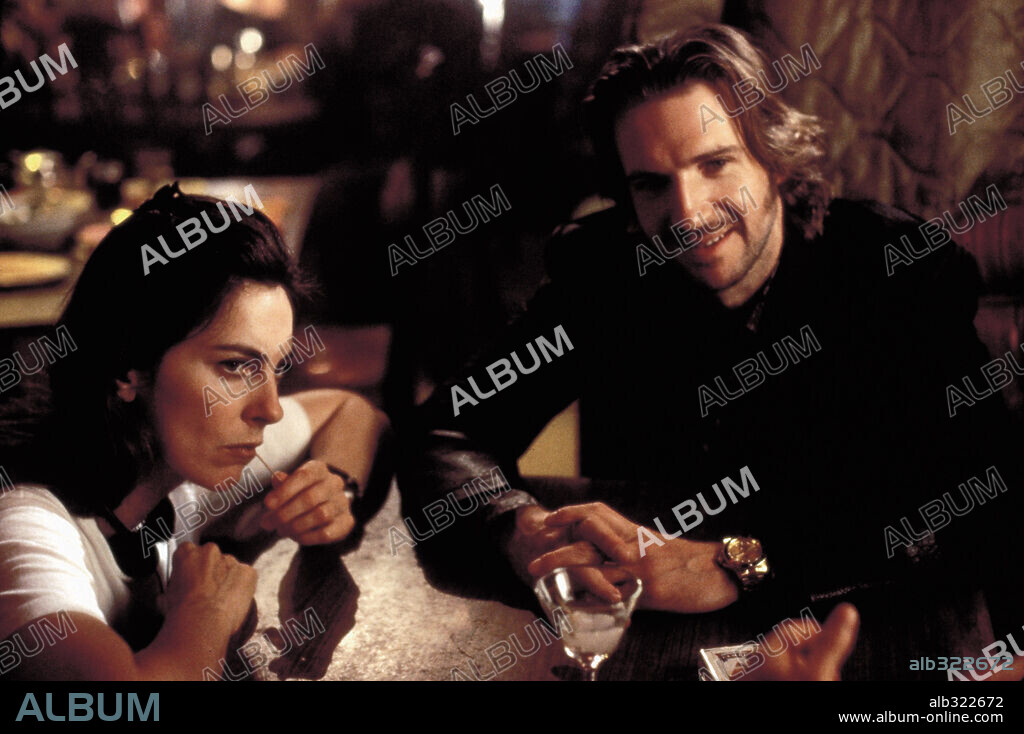 KATHRYN BIGELOW y RALPH FIENNES en DÍAS EXTRAÑOS, 1995 (STRANGE DAYS), dirigida por KATHERINE BIGELOW. Copyright 20TH CENTURY FOX / WALLACE, MERIE W.