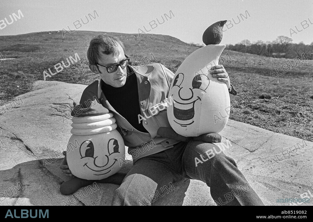1969-05.. GODNATTSTUNDEN. Barnprogram i TV.. Sänt under säsongen 1969.. Här ses Mats Winqvist, programledare, med sina vänner Slurp och Kluck-kluck.. Foto: Bo-Aje Mellin / RiR / SVT / Kod: 5600.. Bild publ. i RiR 22/69.. RiR 19453 sv/v.