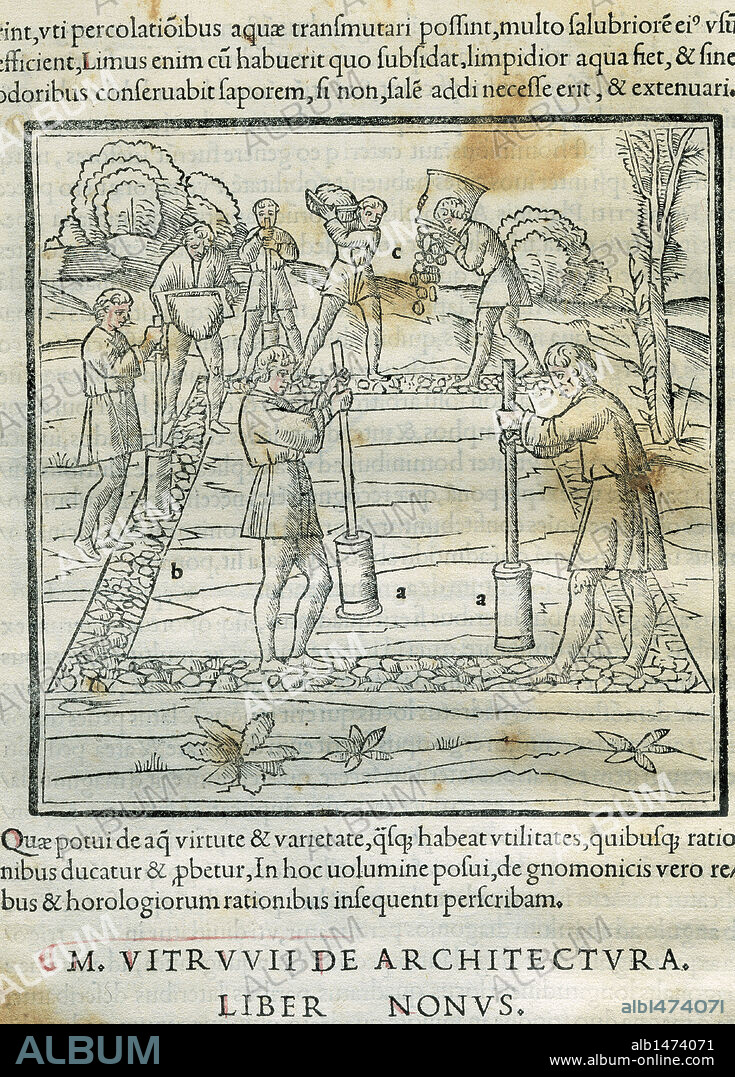 "OBREROS TRABAJANDO EN LOS CIMIENTOS DE UNA CONSTRUCCION". Grabado en "TRATADO DE ARQUITECTURA" de Marco VITRUBIO Pollión (88-26 a. C.). Libro Octavo, página 83 v. Edición impresa en Venecia en 1511.