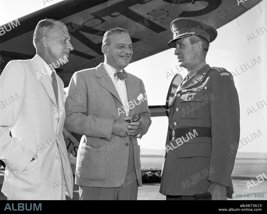 WASHINGTON 1953-06-24. General Sven Grafström (left), head of the Swedish peace delegation in Korea and Swedish ambassador Erik Boheman greet Brigadier General Nils Ingvarsson at Washington Airport as he passes on his way to Korea.. Photo: TT Historical / Code 1902.