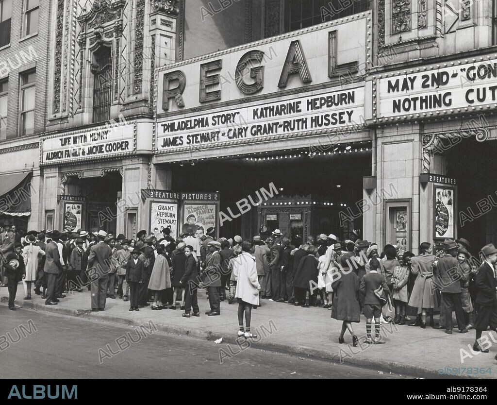 RUSSELL LEE and FARM SECURITY ADMINISTRATION. The movies are popular in the Negro section of Chicago, Illinois, April 1941.
