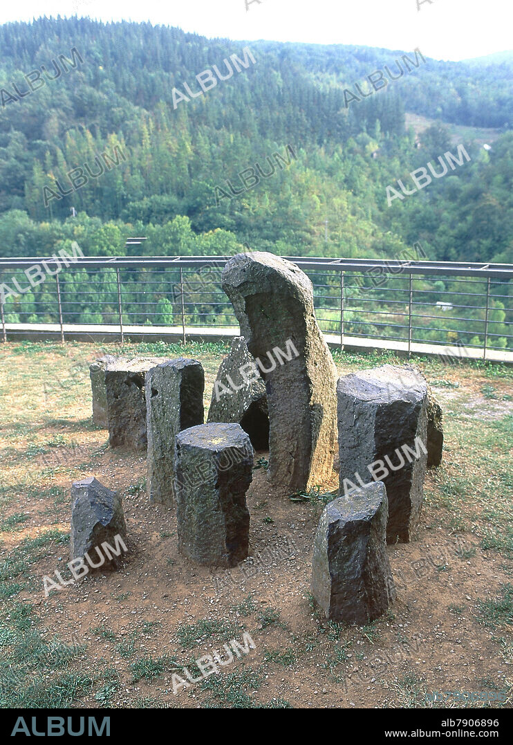 COLUMNAS BASALTICA EN EL MIRADOR DE CASTELLFOLLIT DE LA ROCA.