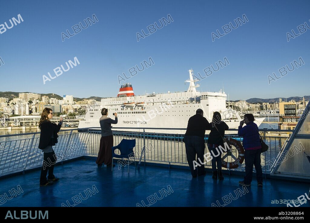 barco ferry en el puerto de Palma, Mallorca, Balearic Islands, Spain.