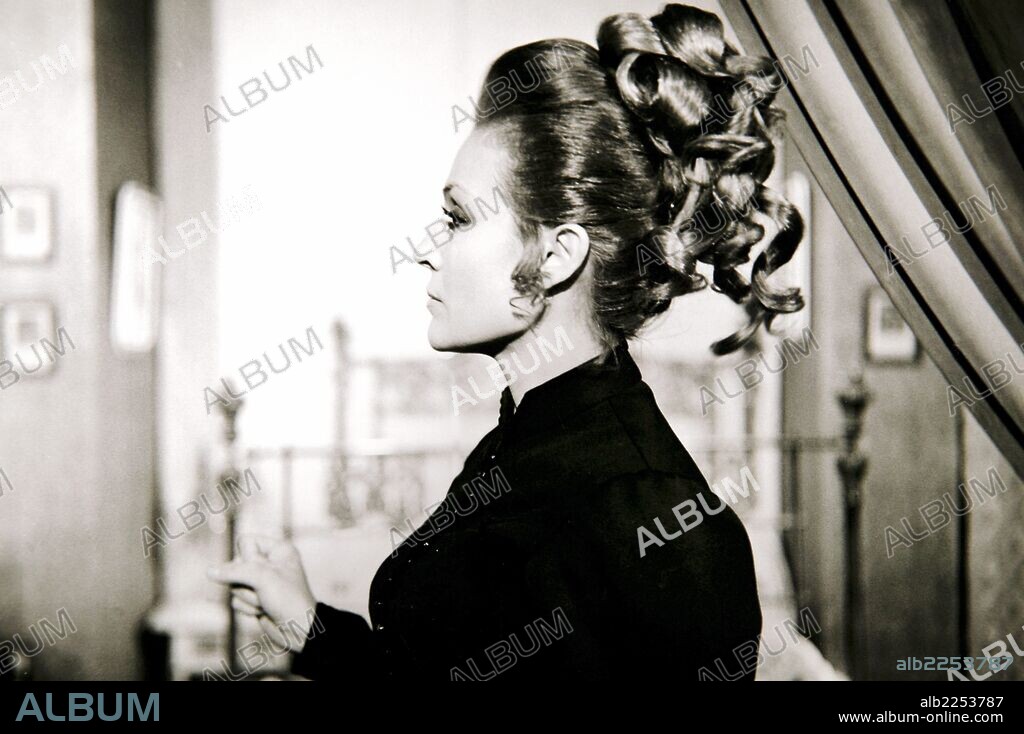 PELICULA : FAR WEST , 1971. DIRECTOR , JOSE ANTONIO DE LA LOMA. ACTORES , CARMEN SEVILLA. SEVILLA, CARMEN (CARMEN GARCIA GALISTEO). ACTRIZ Y CANTANTE ESPAÑOLA. SEVILLA 1930.