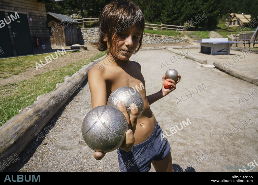 juego de petanca,camping Huttopia, Fontromeu, pirineos catalanes, comarca de Capcir, Francia.