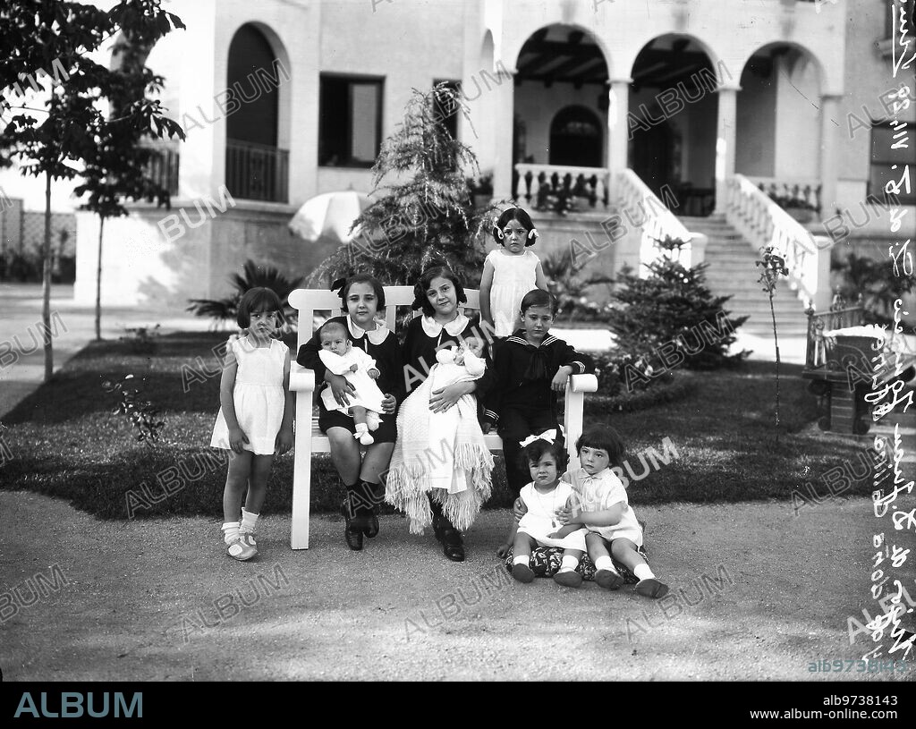 Madrid, julio de 1928. Don Guillermo Luca de Tena, al año de edad, con sus hermanos en el jardín de su casa.