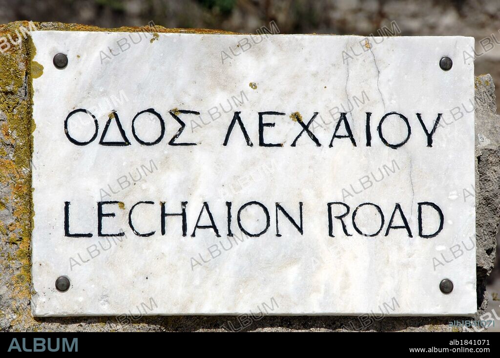 INSCRIPCION BILINGUE EN GRIEGO E INGLES referente a la calzada LYKAON que unía la ciudad de Corinto con el puerto. Situada en las RUINAS DE CORINTO. Provincia de Korinthia. Región del Peloponeso. Grecia.