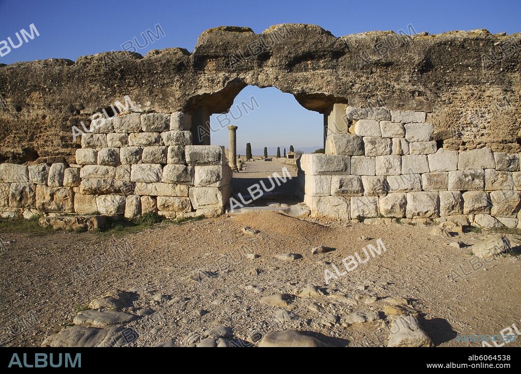 L'Escala; ruinas de Ampurias / d'Empúries; vista a través de murallas hacia zona de ruinas romanas; en primer plano, calzada romana.