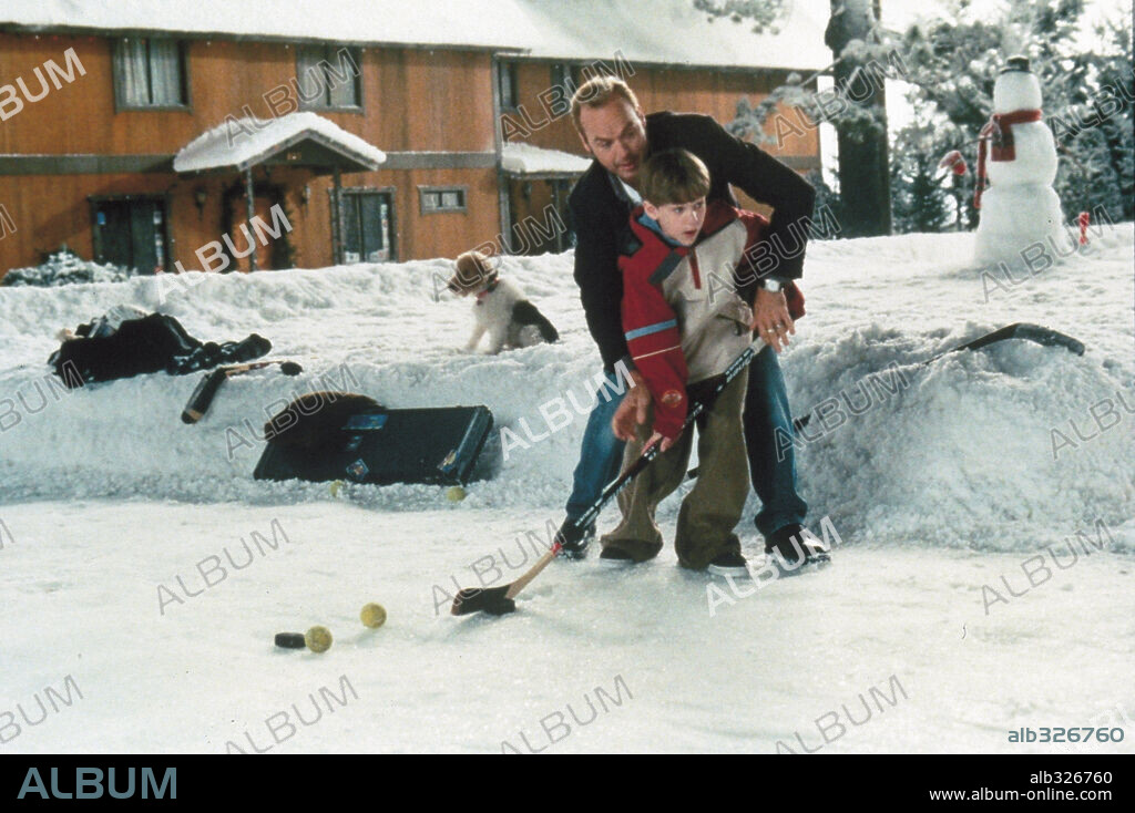 JOSEPH CROSS and MICHAEL KEATON in JACK FROST, 1998, directed by TROY MILLER. Copyright WARNER BROTHERS / HANOVER, SUZANNE.