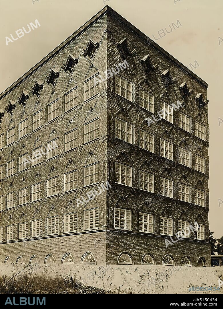 Photographenatelier Gebr. Dransfeld, Carl Dransfeld, Parfümfabrik Scherk, Berlin-Steglitz, silver gelatine paper, black and white positive process, Image size: Height: 22,30 cm; Width: 17,00 cm, Architectural photography, Factory building, Das Photoatelier Gebr. Dransfeld was founded in Berlin in 1902 by the trained lithographer Carl Dransfeld and his brother, the painter Adolf Dransfeld, and moved to Hamburg in 1904. Building director Fritz Schumacher commissioned the Dransfeld brothers to document the public buildings he had constructed since 1909. This prestigious commission established the Dransfeld brothers as leading architectural photographers in 1920s Hamburg. Among the architects for whom the studio worked were Fritz Höger, Martin Elsaesser, Distel & Grubitz or the Gerson brothers. With their photograph of the Chile House designed by Höger, Carl and Adolf Dransfeld created an icon of architectural photography. By creating a strong view from below and using a wide-angle lens, they reinforced the expressionist character of the building's top, thus contributing significantly to the popularity of modern brick architecture. The photograph of the perfume factory in Berlin-Steglitz, also built according to Höger's plans in 1926/27, follows similar design principles. (Sven Schumacher).
