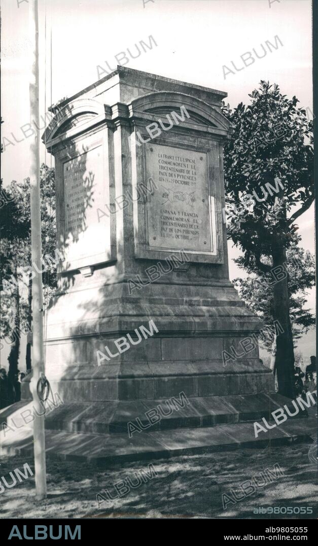 Octubre 1959. Monumento Eregido en la isla de los Faisanes en recuerdo A la Paz de los Pirineos.