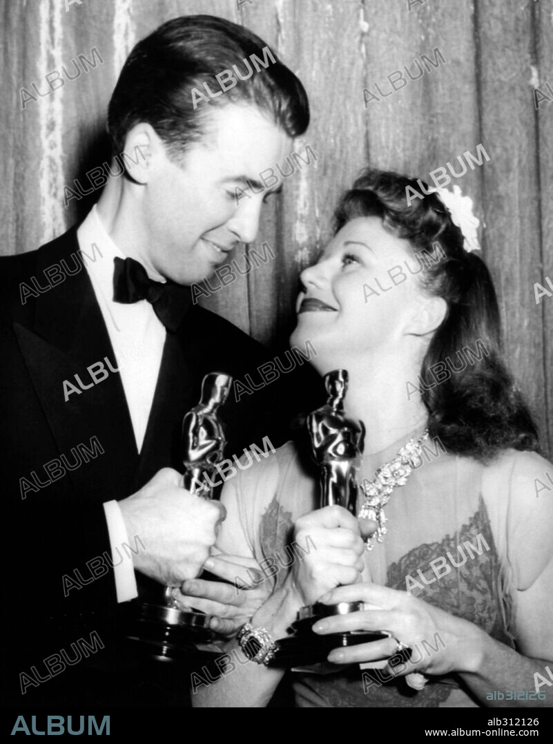 GINGER ROGERS y JAMES STEWART. 13ª Edición de los Premios Oscar (1941). Ginger Rogers premiada como mejor actriz por "Espejismo de amor". James Stewart premiado como mejor actor por "Historias de Filadelfia". 1941