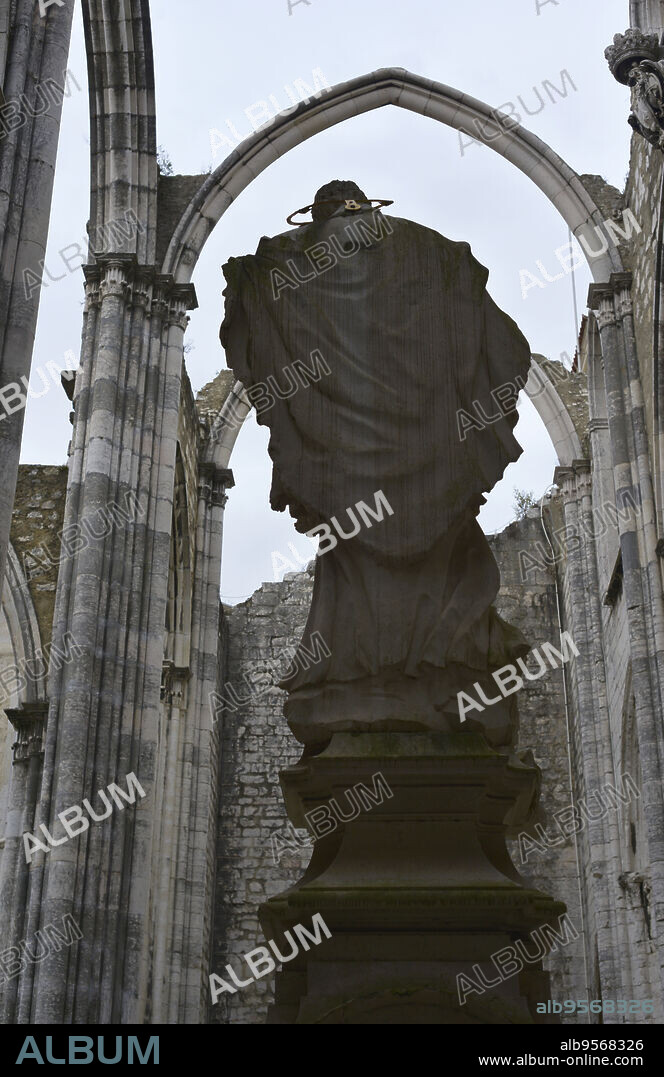 Museo Arqueológico do Carmo. Fundado en 1864 por Joaquim Possidonio da Silva (1806-1896), está ubicado en las ruinas del antiguo Convento do Carmo, el templo gótico más importante de la ciudad hasta que en 1755 el terremoto lo destruyó. Detalle arquitectónico de los restos del convento y parte posterior de la estatua de San Juan Nepomuceno. Lisboa. Portugal.