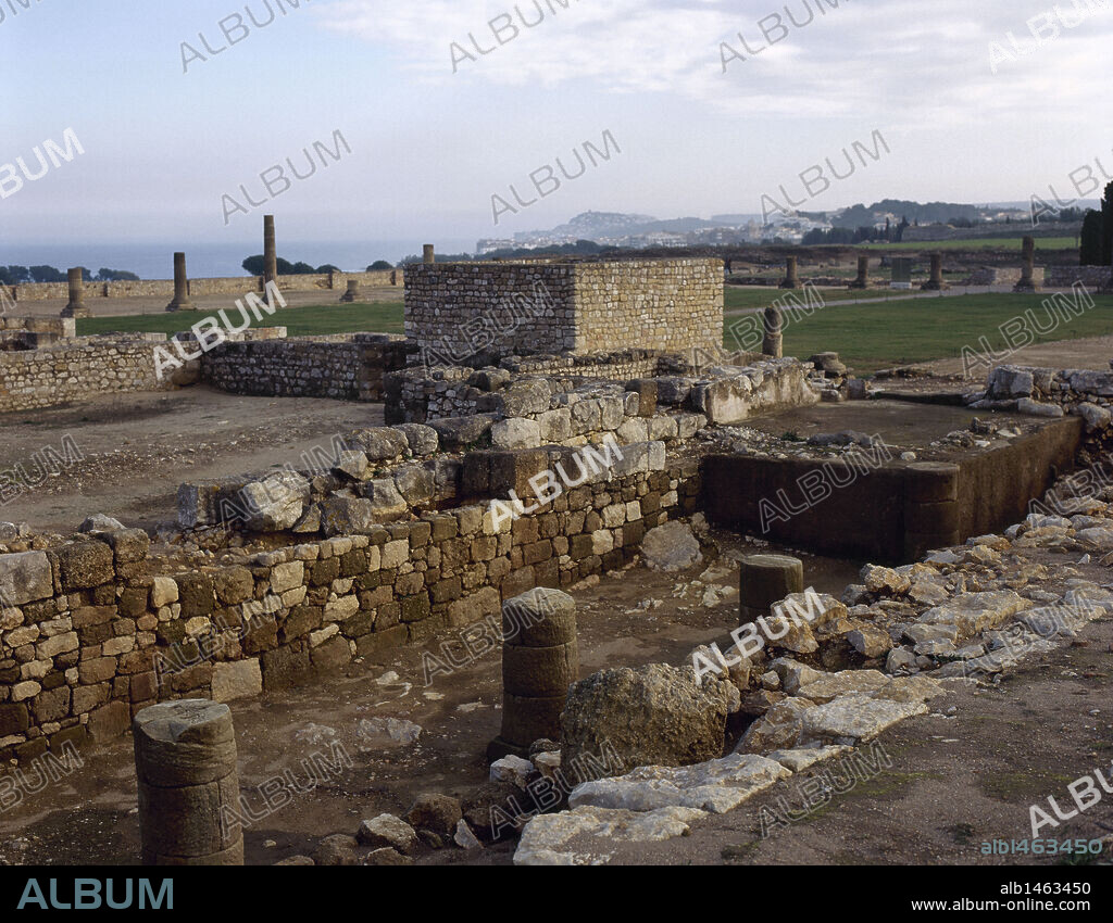 ARTE ROMANO. ESPAÑA. TEMPLO DE ROMA Y AUGUSTO (s. I). Vista de los restos arqueológicos. CIUDAD ROMANA DE EMPURIES. Comarca del Alt Empordà. Provincia de Girona. Cataluña.