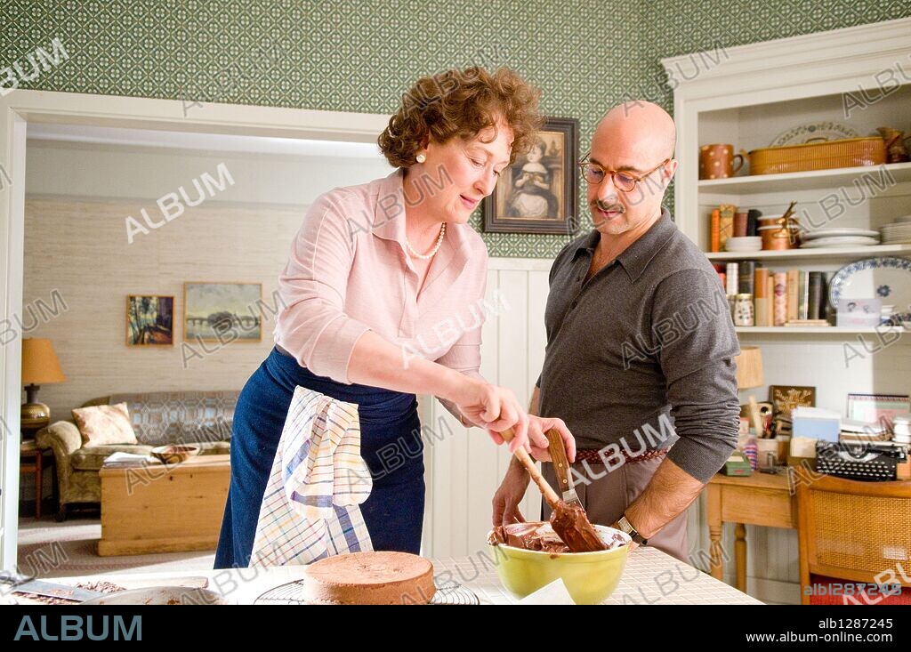 MERYL STREEP and STANLEY TUCCI in JULIE & JULIA, 2009, directed by NORA EPHRON. Copyright SCOTT RUDIN PRODUCTIONS.