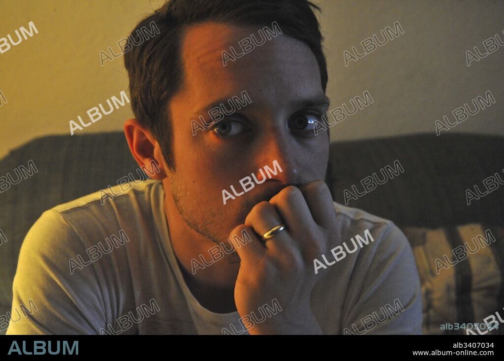 ELIJAH WOOD en POLICÍAS CORRUPTOS, 2016 (THE TRUST), dirigida por ALEX BREWER y BENJAMIN BREWER. Copyright HIGHLAND FILM GROUP/HASSELL FREE PROD/INGENIOUS MEDIA/SABAN.