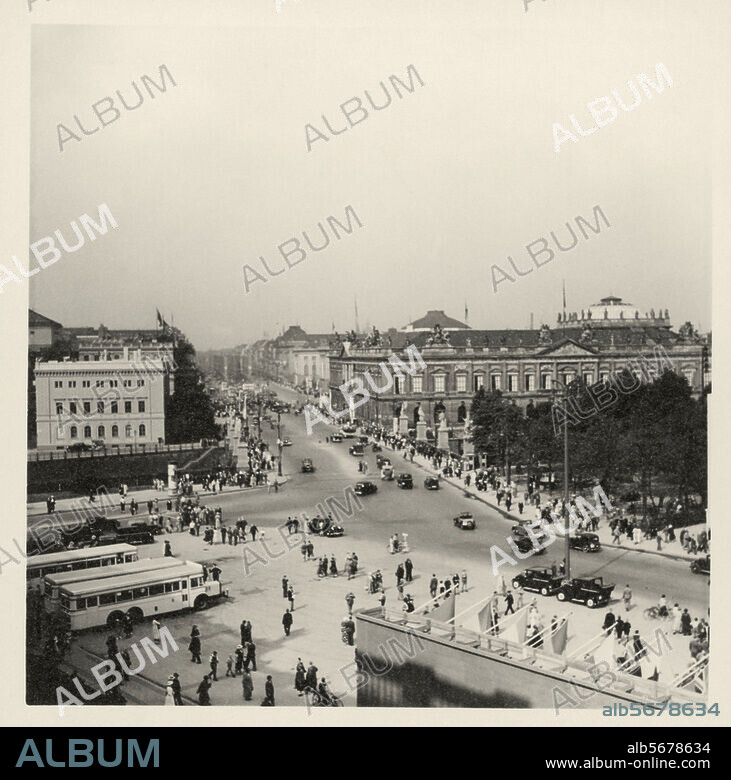 Berlin-Mitte, Unter den Linden. Blick vom Balkon des Stadtschlosses Richtung Westen auf Lustgarten, Schloßbrücke und Zeughaus. Foto, 9.8.1936.